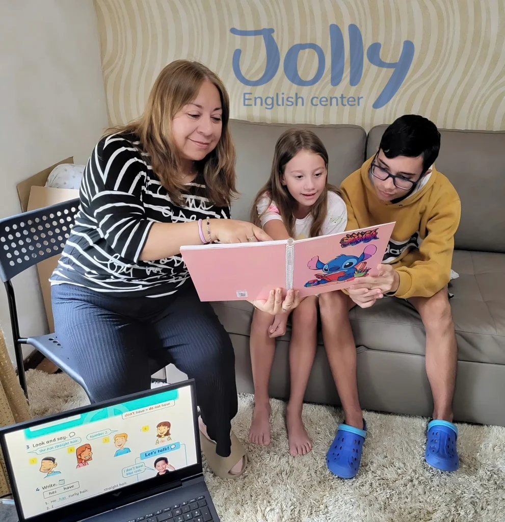 Niños leyendo una libreta de jerecicios