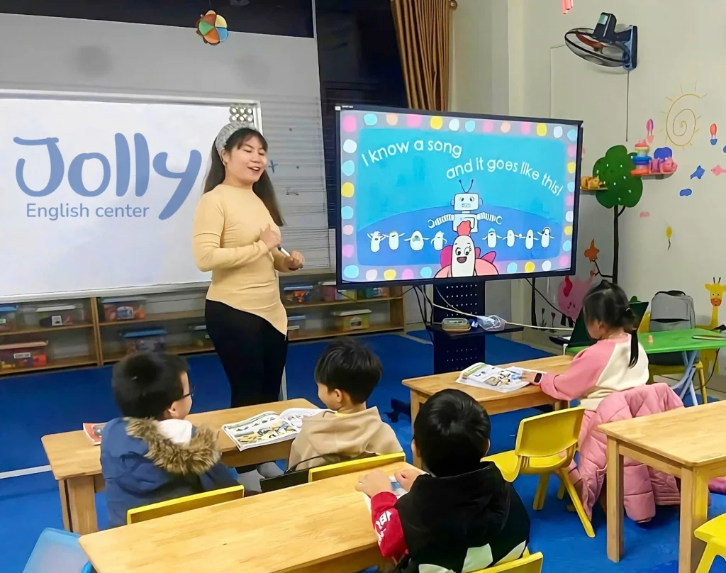 Jolly impartiendo clase a sus alumnos