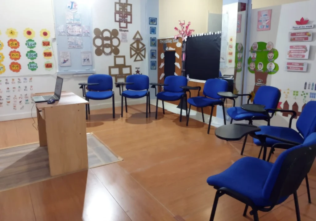 Aula espaciosa y cómoda decorada con multiples elementos didácticos